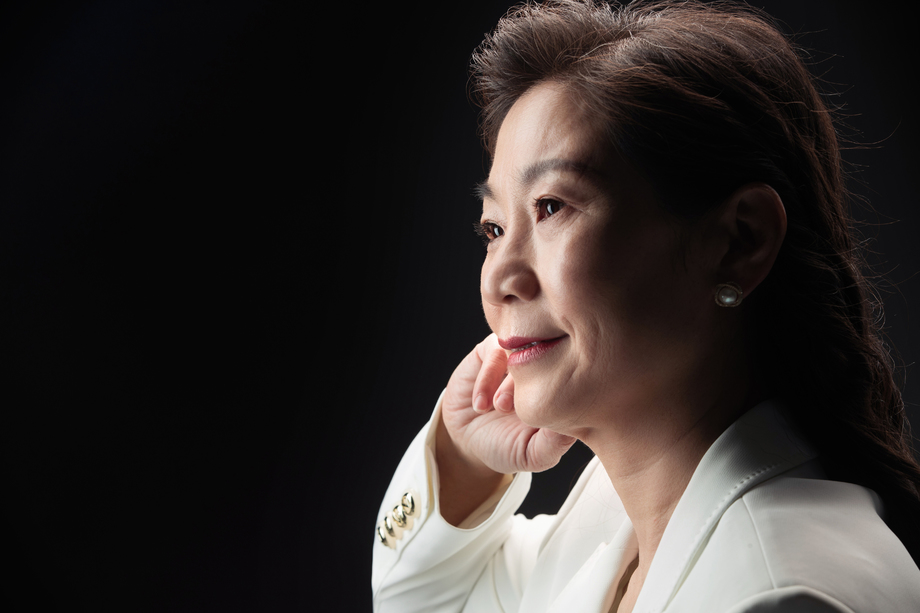 手托下巴思考的成熟商务女士图片
