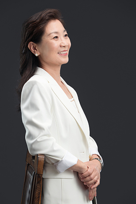 靠在椅背上的中老年商务女士照片