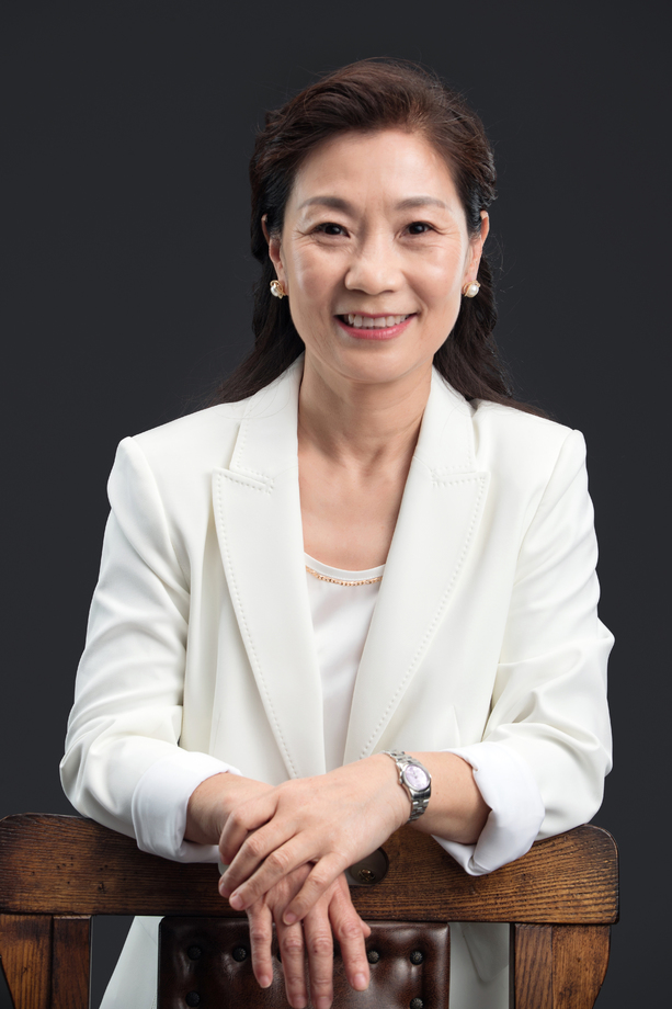 两手搭在椅背上的优雅商务女士 两手搭在椅背上的优雅商务女士