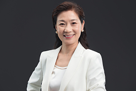 优雅权威的成熟商务女士照片