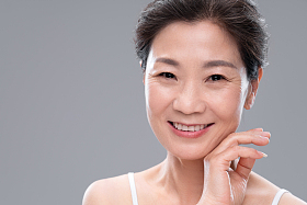 用手背触摸脸颊的优雅中年女人