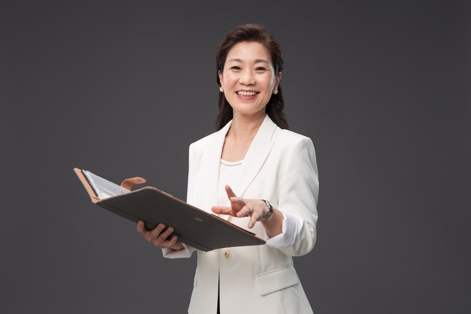 拿着户型图册的优雅商务女士 拿着户型图册的优雅商务女士