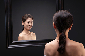 优雅的中年女人照镜子图片