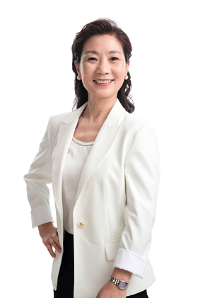 优雅自信的成熟商务女士照片