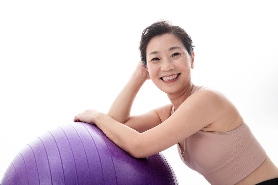 趴在瑜伽球上的中年女人 趴在瑜伽球上的中年女人