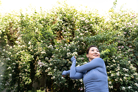 中年女子在街心公园健身图片