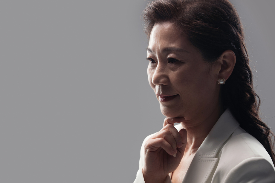 手托下巴思考的成熟商务女士图片 手托下巴思考的成熟商务女士图片