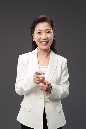 做手势的成熟商务女士图片