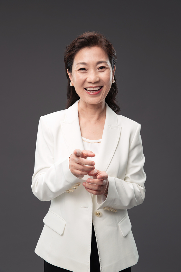 做手势的成熟商务女士图片