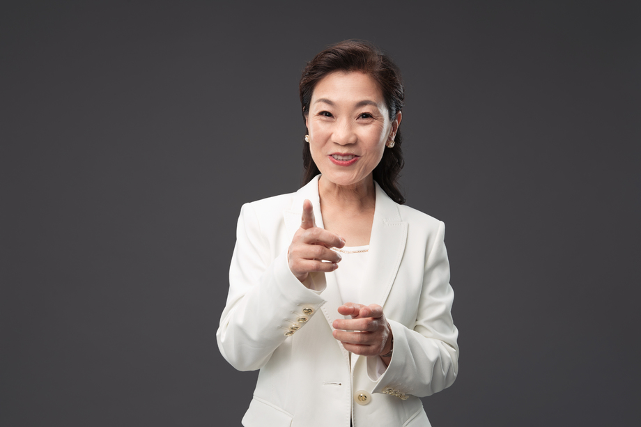 做手势的成熟商务女士 做手势的成熟商务女士