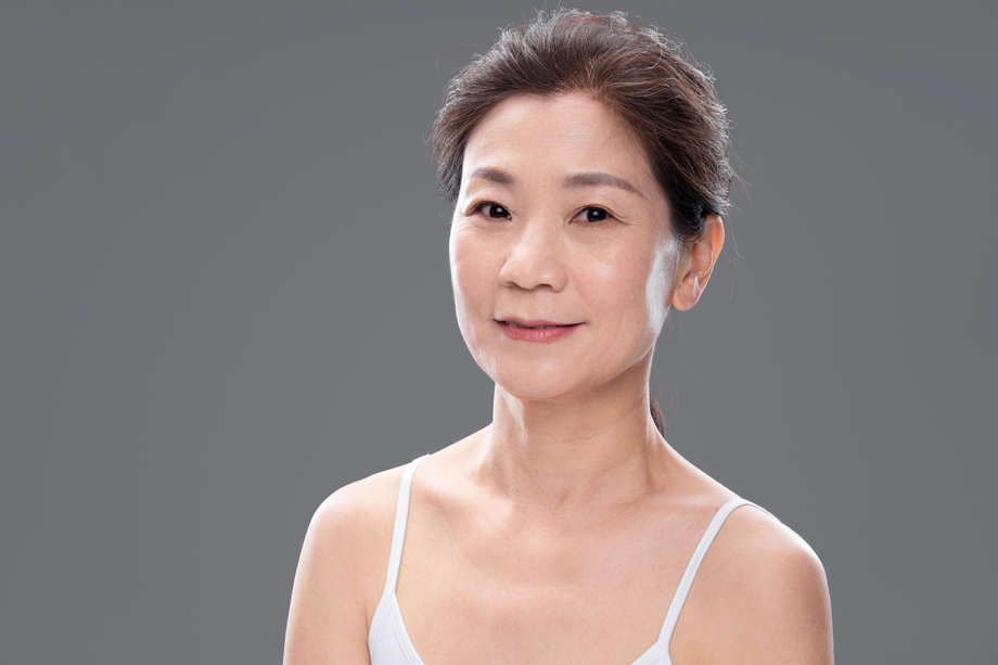 优雅的中年女人妆面图片 优雅的中年女人妆面图片