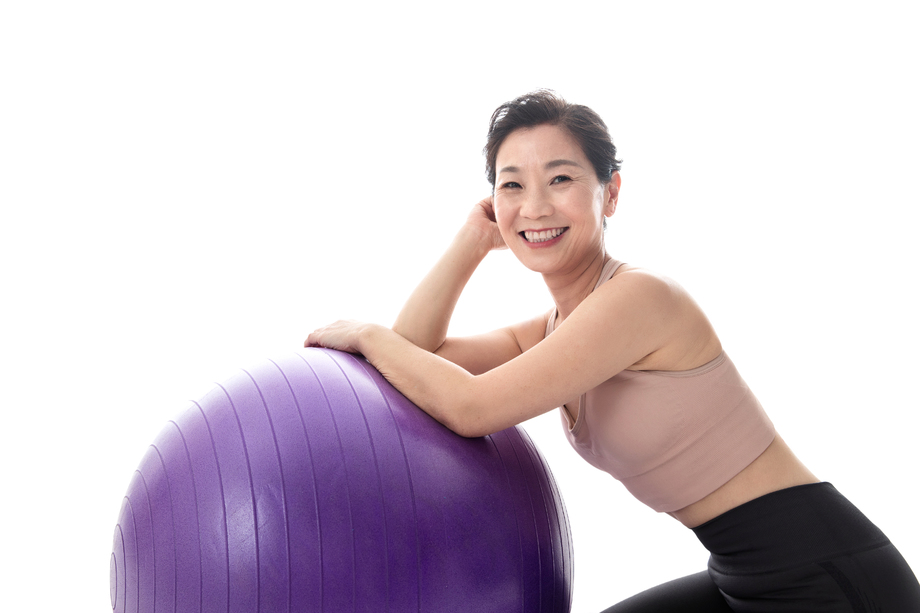 趴在瑜伽球上的中年女人 趴在瑜伽球上的中年女人