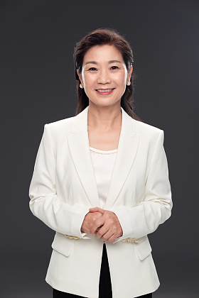 优雅自信的成熟商务女士图片