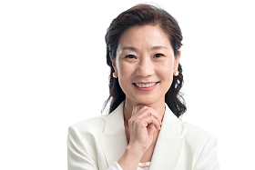 手托下巴的时尚商务中老年女士
