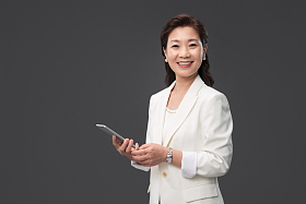 拿着手机的商务成熟女士图片