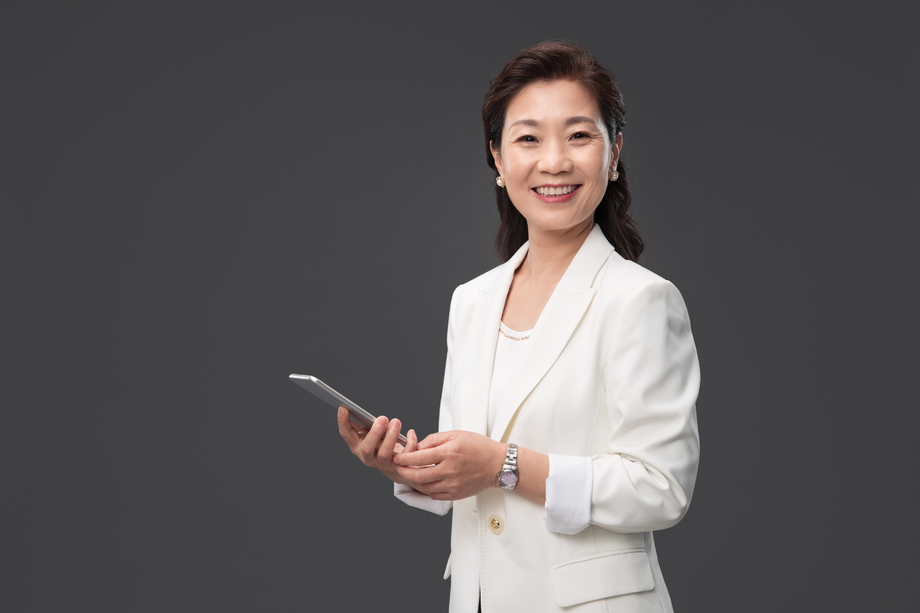 拿着手机的商务成熟女士图片 拿着手机的商务成熟女士图片