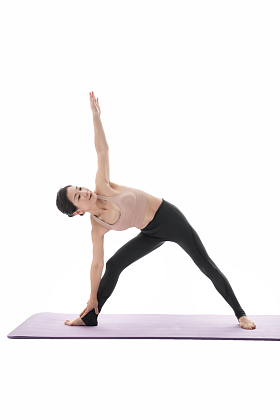 中老年女性练习瑜伽照片