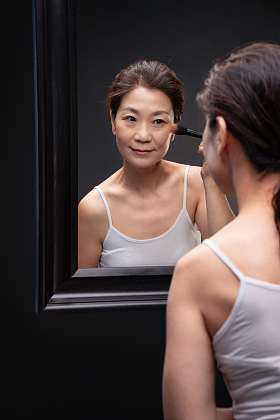 对着镜子化妆的成熟女人图片