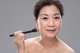 拿着化妆刷的中年女人图片