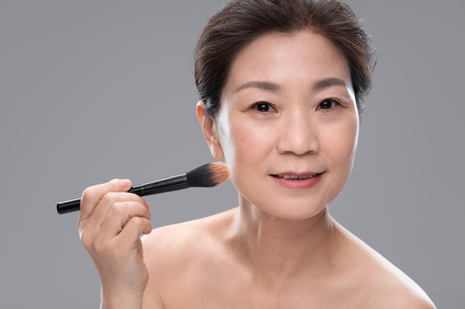 拿着化妆刷的中年女人图片 拿着化妆刷的中年女人图片