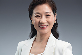 优雅时尚的商务中年女士肖像图片