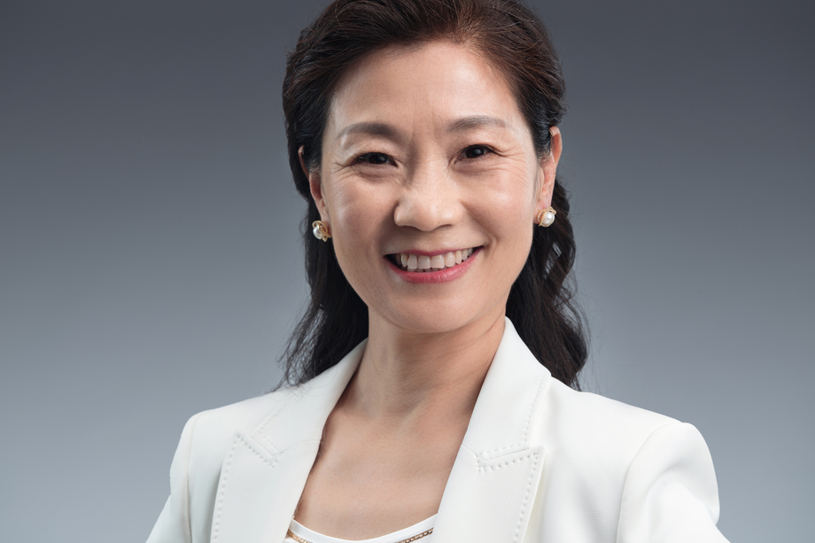 优雅时尚的商务中年女士肖像图片 优雅时尚的商务中年女士肖像图片