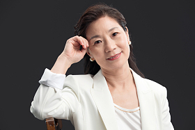 坐在椅子上的成熟商务女士照片