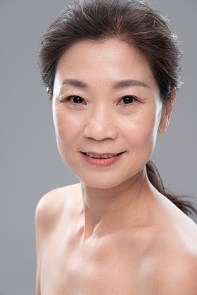 漂亮的中年女人妆面图片