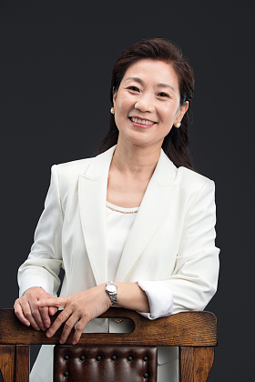 两手搭在椅背上的优雅商务女士