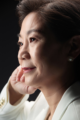 手托下巴思考的商务女士图片