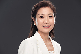 优雅自信的中老年商务女士照片