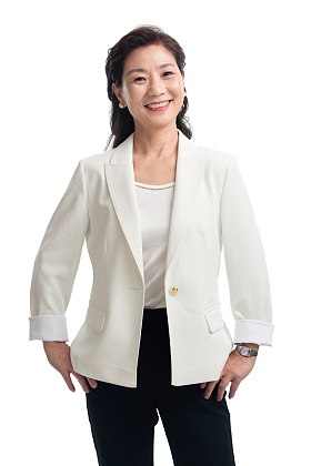 优雅自信的成熟商务女士图片