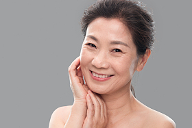 用手触摸脸颊的优雅中年女人