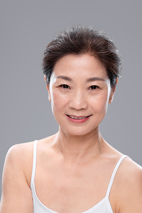 优雅的中年女人妆面图片