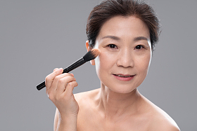 拿着化妆刷的中年女人图片