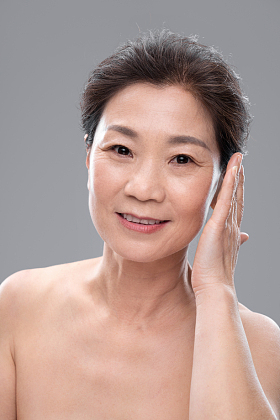 漂亮的中年女人妆面图片