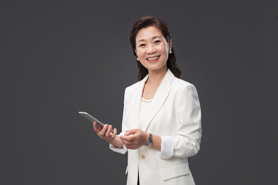 拿着手机的商务成熟女士图片 拿着手机的商务成熟女士图片