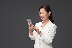 使用手机的优雅商务女士照片