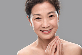 漂亮的中年女人妆面图片