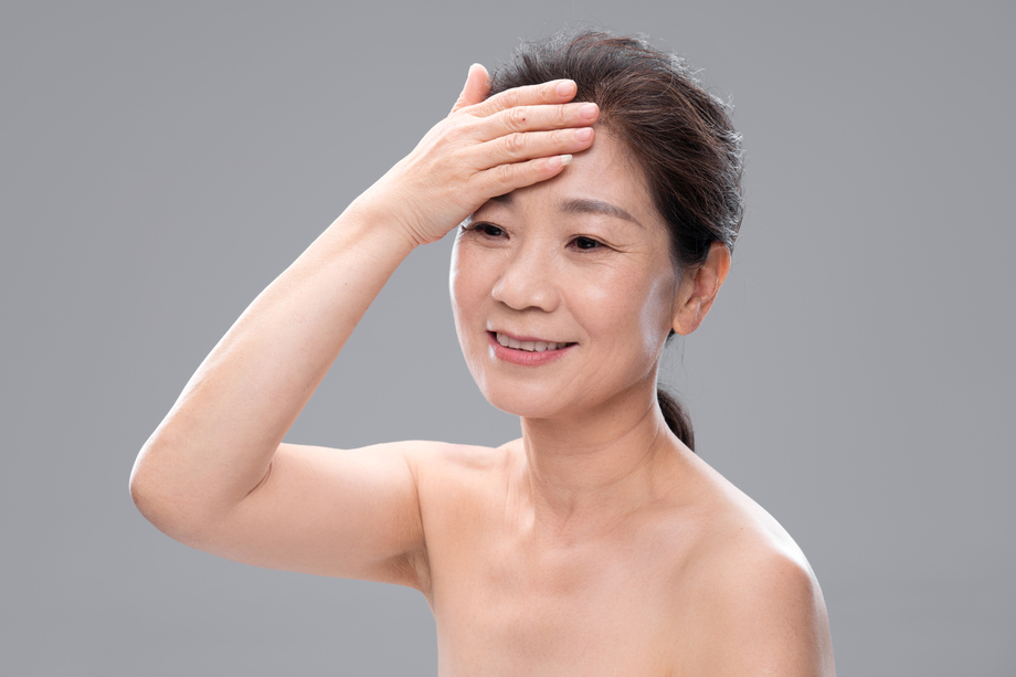 用手触摸额头的中年女人 用手触摸额头的中年女人