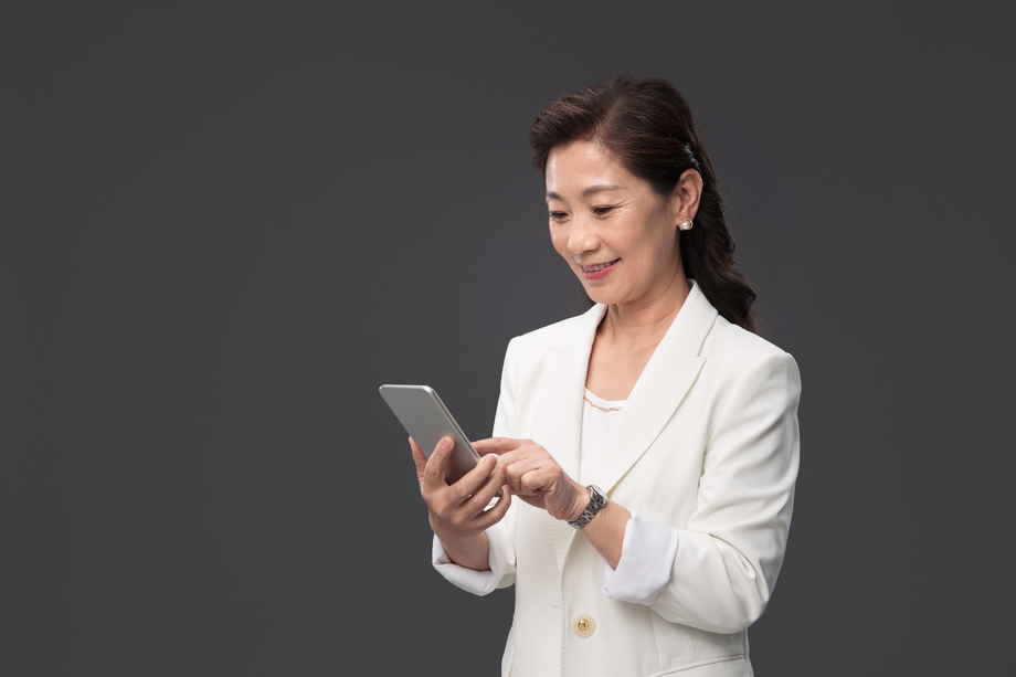 使用手机的优雅商务女士 使用手机的优雅商务女士