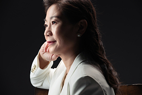 手托下巴思考的商务女士照片