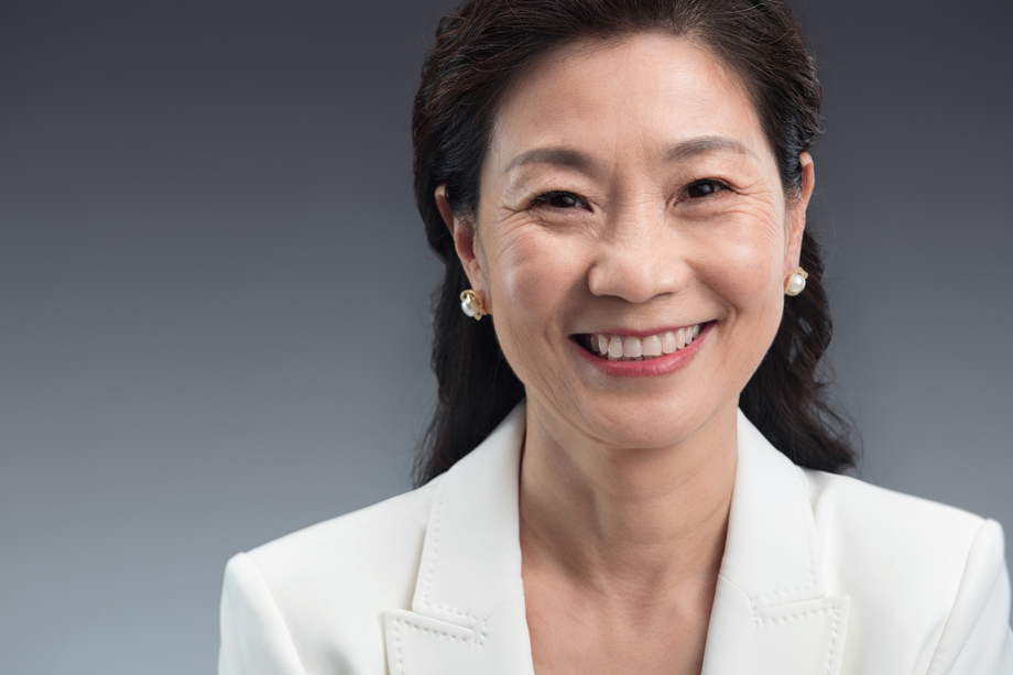 优雅时尚的商务中年女士特写图片