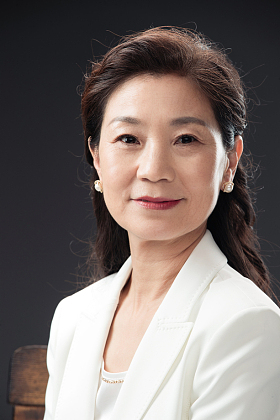 坐在椅子上的成熟商务女士图片