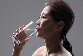 中年女人喝水