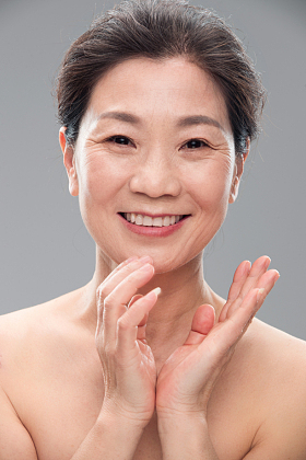 漂亮的中老年女人妆面图片