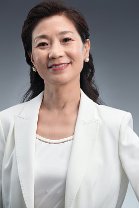 优雅时尚的商务中年女士肖像