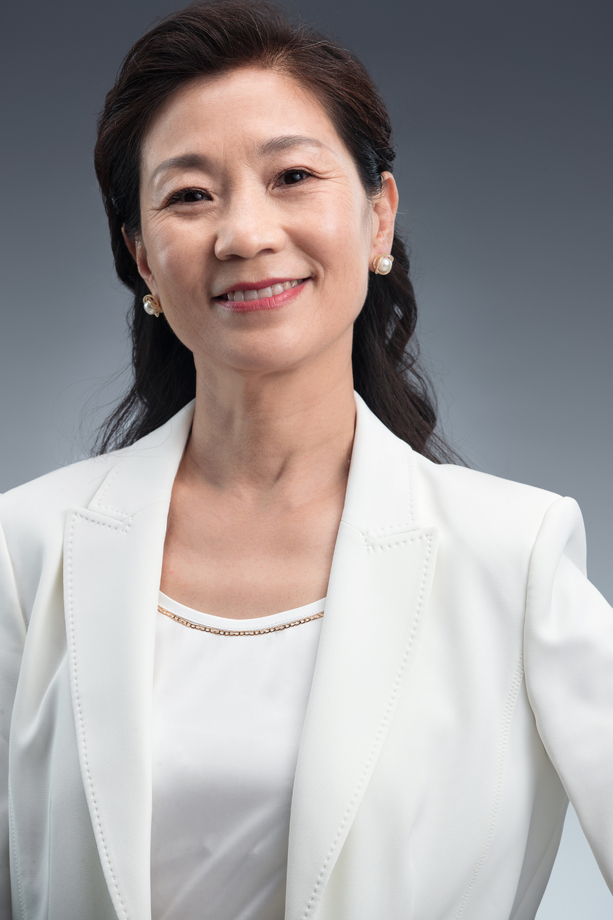 优雅时尚的商务中年女士肖像 优雅时尚的商务中年女士肖像