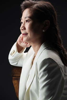 坐在椅子上的商务女士手托下巴思考