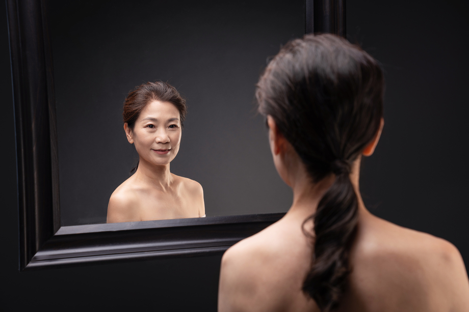 优雅的中年女人照镜子图片 优雅的中年女人照镜子图片